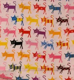 約53×78cm カラフルな猫柄生地 はぎれ　ピンク
