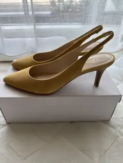 BEAMS イエロースエード バックストラップパンプス