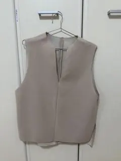ベージュ ノースリーブ Vネック ベスト Mサイズ