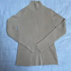 WHOOPS ベージュ タートルネック リブ編みセーター