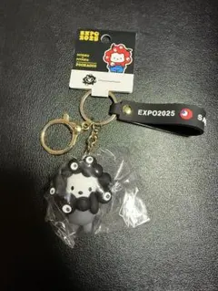 万博 サンリオ ミャクミャク キーホルダー 黒なりきり　ポチャッコ