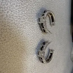 エレガントなシルバーブラックフープピアス