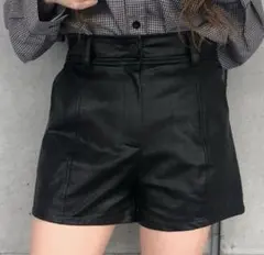 【美品】ENVYM フェイクレザーショートパンツ　ブラックのサムネイル