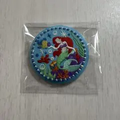 ディズニー　刺繍缶バッジビスケット2 刺繍缶バッジ　アリエル