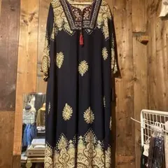 新品　刺繍ネイビーワンピース