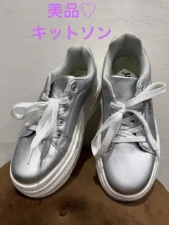 美品♡ まむら kitson コラボスニーカー シルバーのサムネイル
