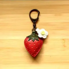 特別価格です！　レザーシックいちご(レッド・大)+お花付きキーホルダー