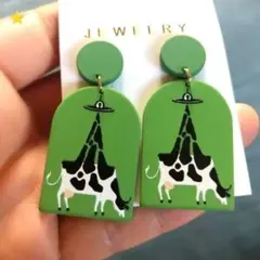 牛とUFOデザインの緑色ピアス　カジュアル　エレガント　個性的　ユニーク
