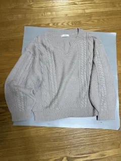 ベージュ ケーブルニット セーター