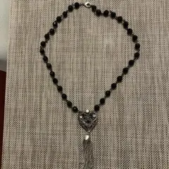 黒いハート型ペンダントネックレス