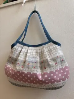 ベージュ系イチゴ柄　ハンドメイドグラニーバッグ　　　　肩掛け可能
