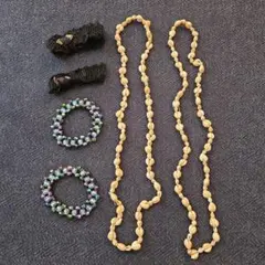 貝殻ネックレスとアームバンド