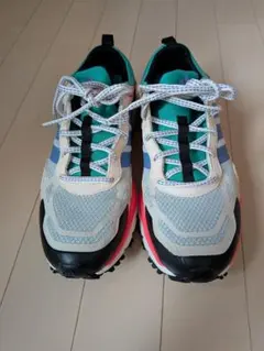 adidas トレイルランニングシューズ ホワイト/ブルー/ピンクレスポンス