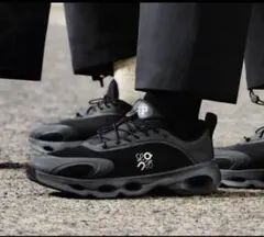 On 　Loewe　スニーカー　25cm ロゴとライニングのカラーがアクセント。ロエベ × オンの最新