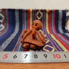 時代提物 木彫根付 在銘 甲羅の上に蛸を乗せる亀 全長約4.1cm 重さ約12g