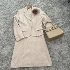 セレモニースーツ　CARAディノス　ベージュ リネン調 スーツ 花のブローチ付き