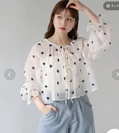 【再値下げ！新品、タグ付き】tiptop 花刺繍シアーリボンブラウスのサムネイル