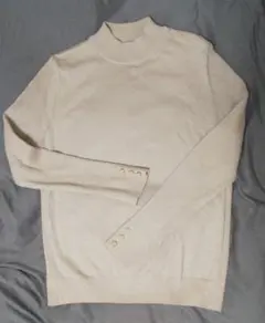 光沢感のあるベージュのニットハイネックセーター LL（Lに近い）