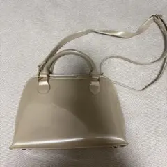 ベージュ ショルダーバッグ 光沢