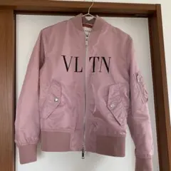 ヴァレンティノVLTNロゴピンクブルゾン　ピンクのサムネイル