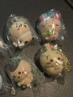 ちいかわマスコットつきビスケット うさぎ　古本屋カニ　らっこ　くりまんじゅう