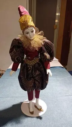 附底座的陶瓷娃娃