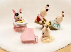 シルバニアファミリー　人形　うさぎ　ねこ　赤ちゃん　チェア　シーソー　ピアノ