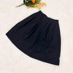 M-premierBLACK スカート タック入り 光沢感 フェミニン コンサバ