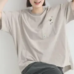 Lupilien ルピリアン 天竺 刺繍 Tシャツ グレージュ ギターを弾く女性のサムネイル