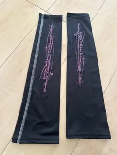黒のプリント入りアームカバー