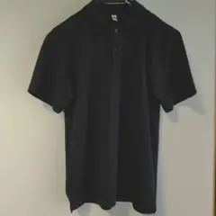 黒いポロシャツ
