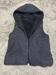 黒フード付きダウンベスト