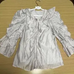 伊太利屋グレー フリル付き五分袖シャツ - メルカリ