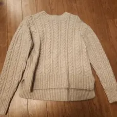 ベージュ ケーブルニット セーター 長袖