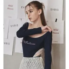 EVRIS ネイビー 重盛さと美 ラインストーンロゴオフショルボディースーツのサムネイル