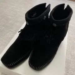ミネトンカ　フリンジ付きブラックスエードブーツ