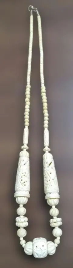 ヴィンテージ 彫刻模様入り 天然ロングネックレス