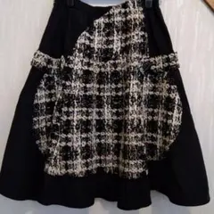 黒と白のツイード膝下スカート