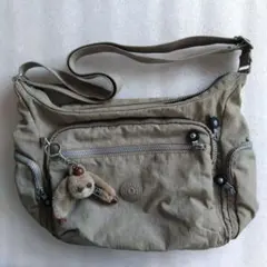 キプリング ショルダーバッグ 斜め掛け ナイロン モンキーチャーム カーキ