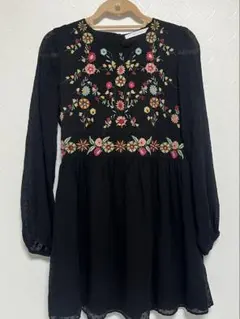 ZARA 刺繍入りブラックワンピース