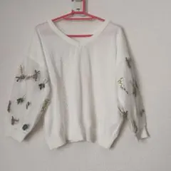 刺繍入りホワイトVネック長袖トップス