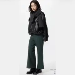 新品！UNIQLO 深緑 スマートフレアパンツ丈短め