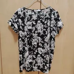 ​【美品】oeillet ウイエ 花柄カットソー 総柄 Tシャツ L モノトーンのサムネイル