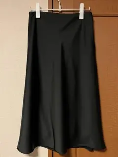 ユニクロUNIQLO サテンフレアロングスカート　黒　Lサイズ