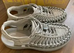 キーン ウィメンズ ユニーク サンダル シルバー ドット 24.5cm