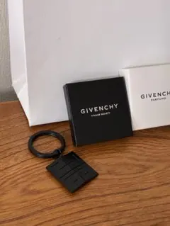 GIVENCHY 新品 未使用 ブラック キーホルダー と ショッパー