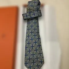 HERMES ネクタイ ブルー ホースシュー柄 シルク100%のサムネイル