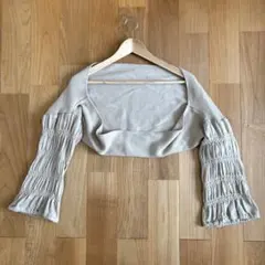 ベージュ フリル付きショート丈カーディガン　結婚式　ボレロ