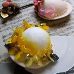 帽子型 黄色い花飾り付きブローチ【同梱２点目100円引き】