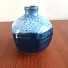 青と黒の陶器製小型花瓶　一輪挿し又は徳利